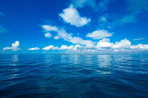 Nubes en el cielo azul — Foto de Stock