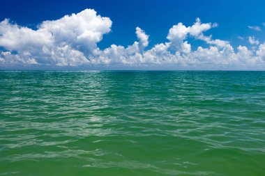 Mavi gökyüzündeki bulutlar