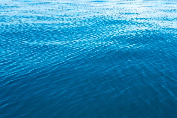 Superficie dell'acqua blu — Foto Stock