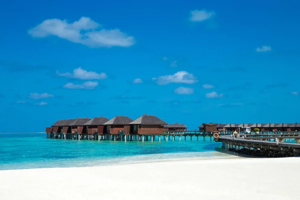 Bungalow alla spiaggia delle Maldive — Foto Stock