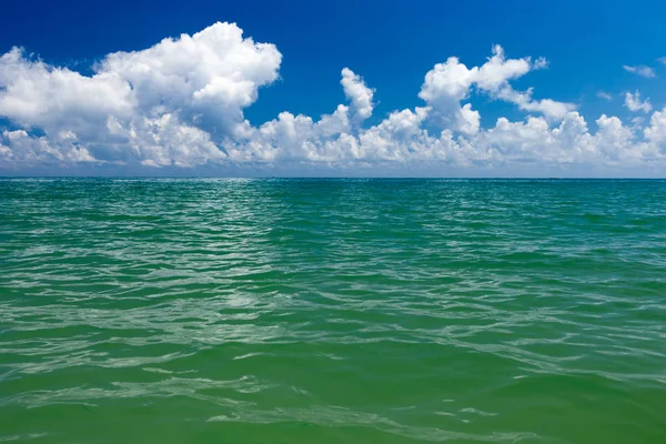 Nuvens no céu azul — Fotografia de Stock