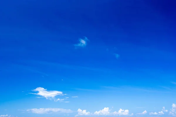 Blauer Himmel mit Wolken — Stockfoto