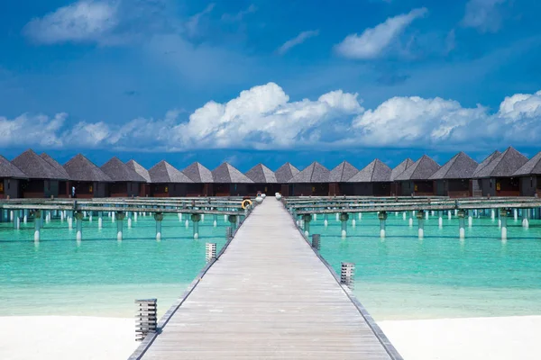 Бунгало на Мальдивском пляже — стоковое фото