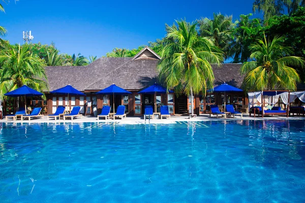 Swimming pool in hotel — Stock Photo, Image