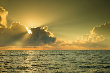 Denizin üstünde gün batımı