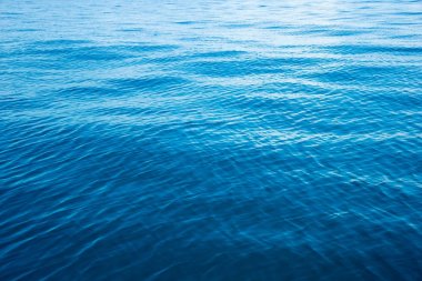 Güneş yansımalı mavi su