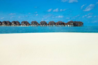 Maldivler 'de su bungalovları olan plaj