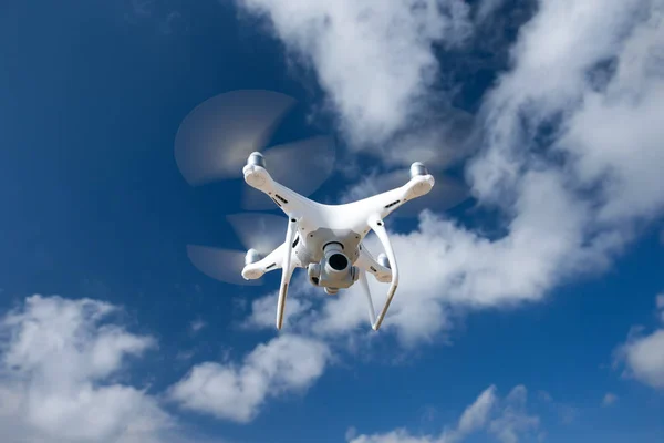 Drohne fliegt über See. — Stockfoto