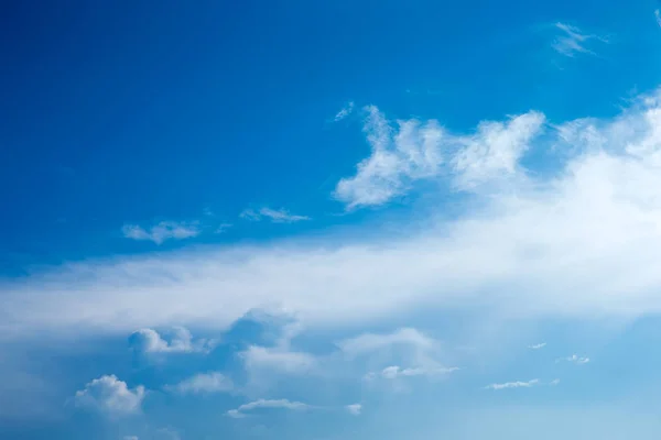 Céu azul com nuvens — Fotografia de Stock