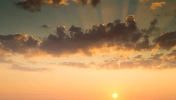 Eldig orange solnedgång himmel — Stockfoto