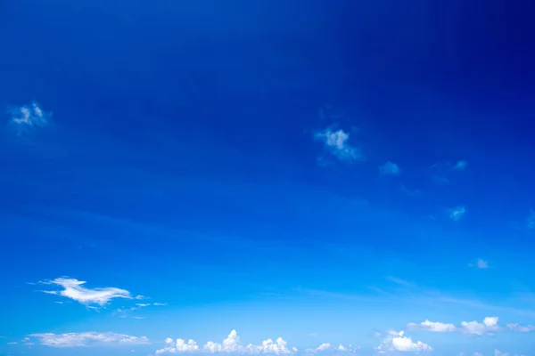 Ciel bleu avec nuage — Photo