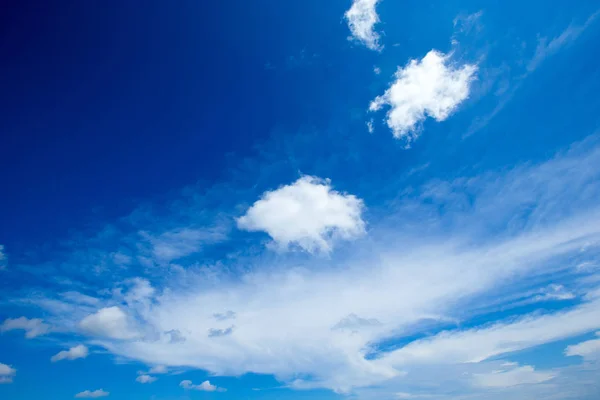 Cielo azul con nube —  Fotos de Stock