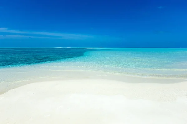 Playa tropical en día soleado —  Fotos de Stock