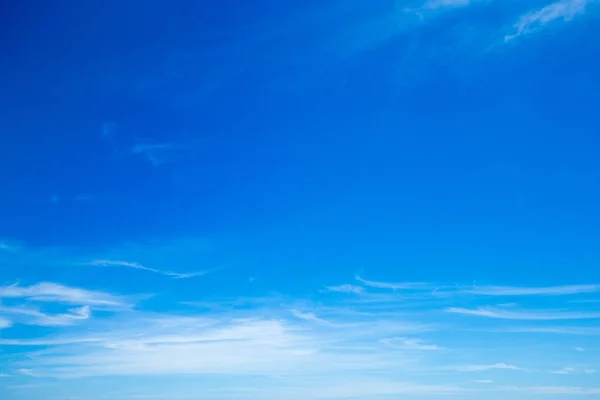 Ciel bleu avec nuages — Photo