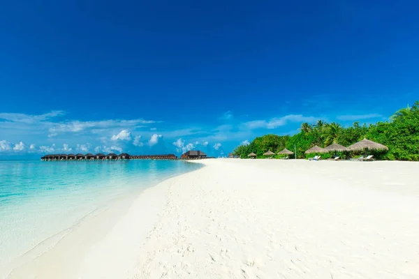 Plage tropicale par temps ensoleillé — Photo