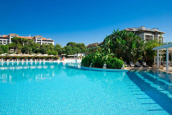 Vista piscina in giardino — Foto Stock