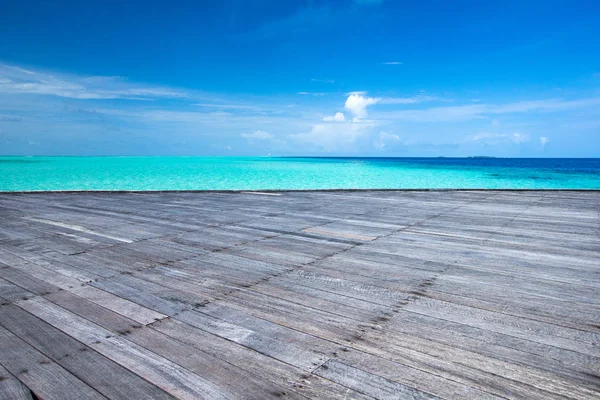 güneşli tropikal plaj