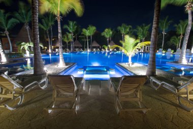 Bir lüks gece Karayip, tropikal Resort'ta yüzme havuzunda