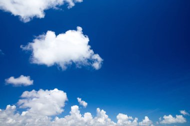 Beyaz bulutlu mavi gökyüzü