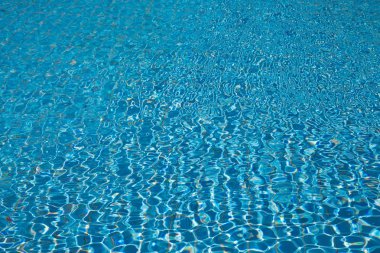 Güneş yansımalı mavi havuz suyu