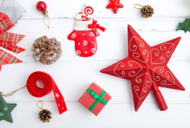 Noel arkaplanı dekorasyon ve hediye kutuları tahtanın üzerinde.