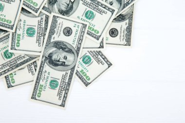 Yığınla Amerikan doları.