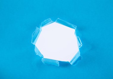 Kağıtta yırtık kenarlı bir delik