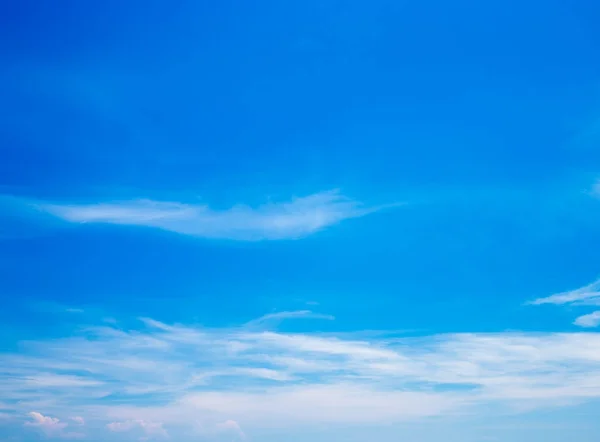 Céu Azul Com Nuvens Brancas — Fotografia de Stock