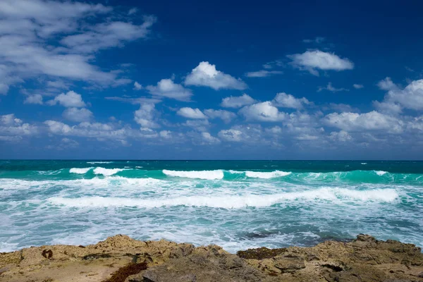 Ondas Mar Batendo Sobre Rochas Praia Pedra Selvagem México Mar — Fotografia de Stock