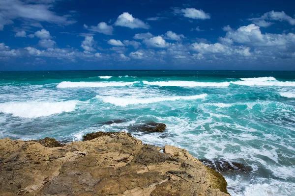 海の波は メキシコの野生の石のビーチの岩の上にクラッシュします 熱帯の海をリラックスします — ストック写真