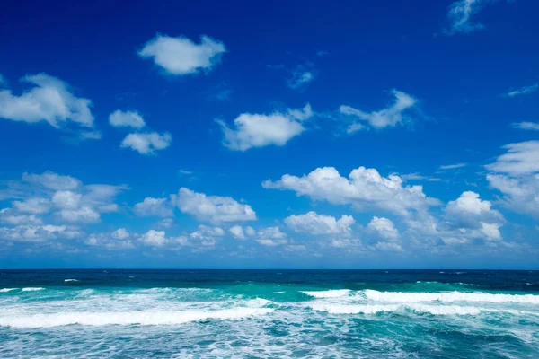 Uitzicht Zee Vanaf Tropisch Strand Met Zonnige Lucht — Stockfoto