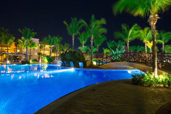 Piscina Lujoso Complejo Caribeño Tropical Por Noche —  Fotos de Stock