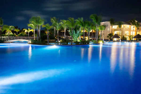 Schwimmbad Einem Karibischen Tropischen Luxusresort Bei Nacht — Stockfoto
