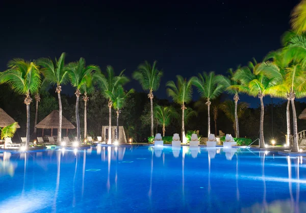 豪华加勒比海泳池 夜间热带度假胜地 — 图库照片