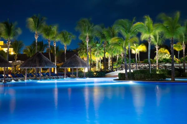 Piscina Iluminación Nocturna Resort Tropical Por Noche — Foto de Stock