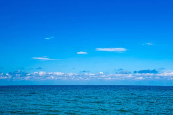 Παραλία Και Όμορφη Τροπική Θάλασσα — Φωτογραφία Αρχείου