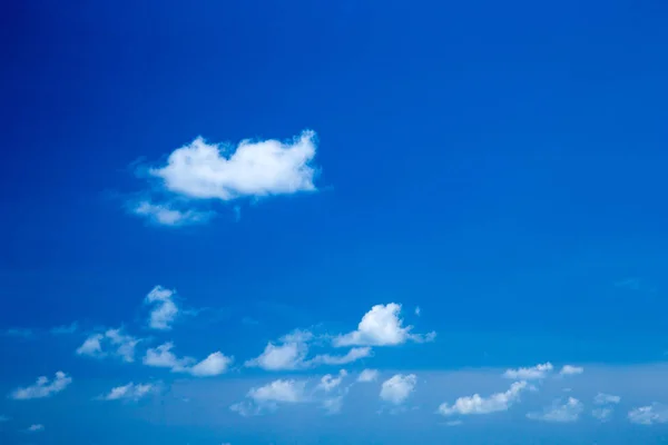 Блакитне Небо Білими Хмарами — стокове фото