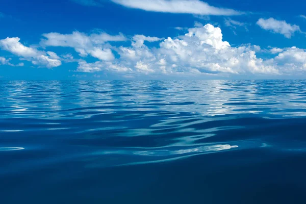 Chmury Błękitnym Niebie Nad Spokojnym Morzem Odbiciem Światła Słonecznego — Zdjęcie stockowe