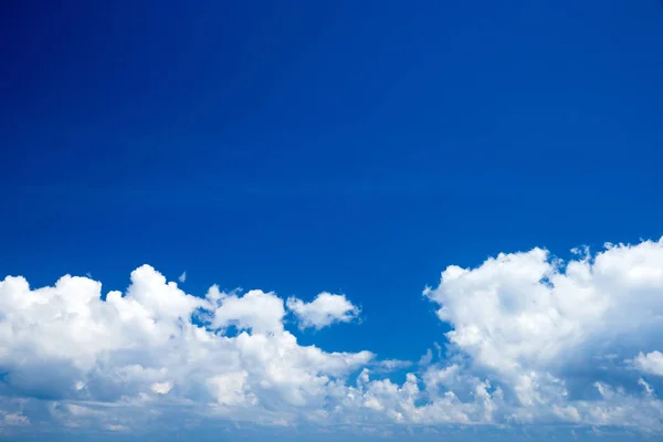 Modrá Obloha Bílými Mraky — Stock fotografie