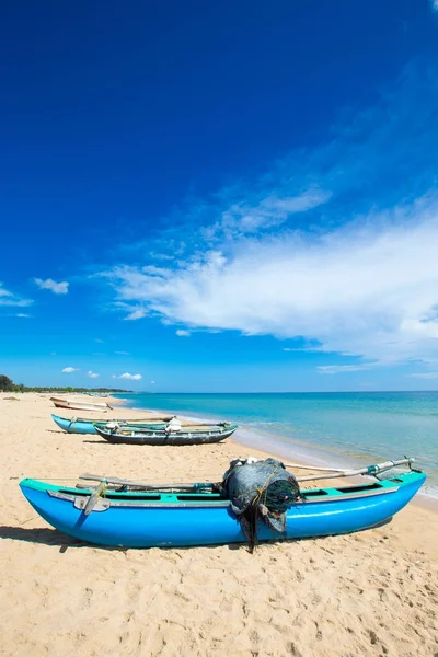 Fiskebåt Böja Blå Himmel Och Hav Beach Bakgrund — Stockfoto