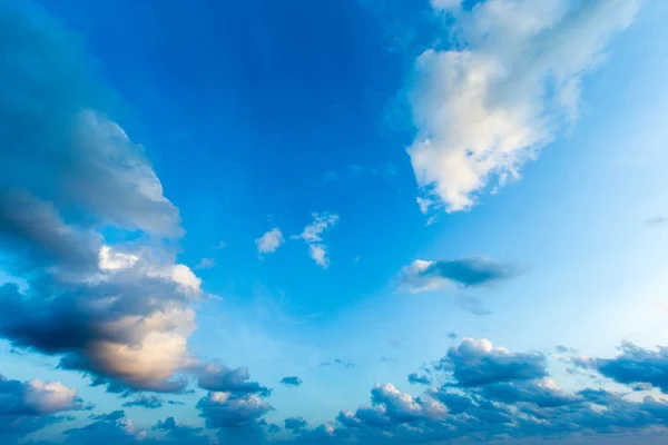 Céu Azul Com Nuvens Brancas — Fotografia de Stock