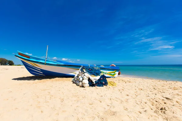 Fiskebåt Böja Blå Himmel Och Hav Beach Bakgrund — Stockfoto