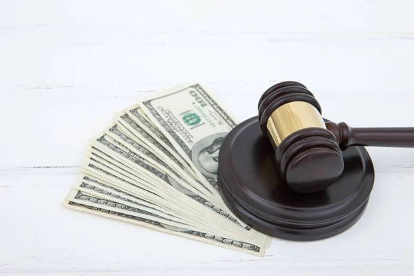 Yargıç Tokmak Kahverengi Ahşap Masa Kavramı Üzerinde Para — Stok fotoğraf
