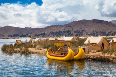 Puno, Peru yakınlarındaki Titicaca gölündeki Totora teknesi.