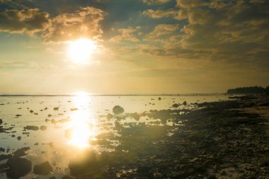 tropik sahil boyunca güzel gündoğumu