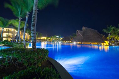 Bir lüks gece Karayip, tropikal Resort'ta yüzme havuzunda
