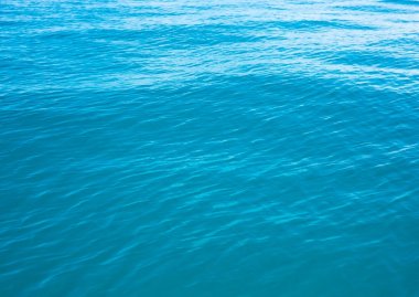 Güneş yansımaları ile mavi su yüzeyi