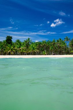 Güzel beyaz bulutların üstünde sakin deniz üzerinde mavi gökyüzü