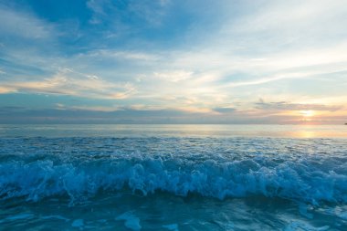 Renkli Sunset Beach sakin denizde