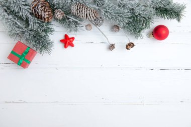 Noel arkaplanı dekorasyon ve hediye kutuları tahtanın üzerinde.